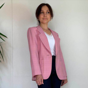This gorgeous luxury rose twill blazer with subtle check pattern is cut in a slightly fitted silhouette and is simply decorated with charming sculptural buttons imitating pearls shells (single-button front closure and three buttons on the cuffs). It's fully lined with smooth satin printed with signature Givenchy logo.